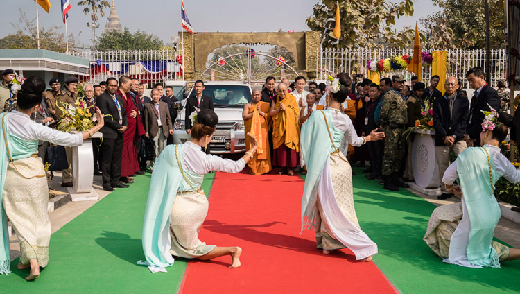 Тайские танцовщицы приветствуют своим выступлением Его Святейшество Далай-ламу, прибывшего на открытие храма Ват Па Буддхагая Ванарам. Фото: Тензин Чойджор.