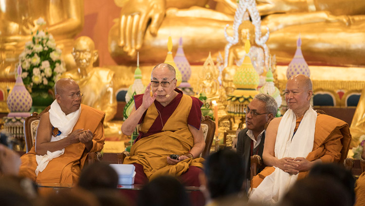 Его Святейшество Далай-лама выступает с обращением во время открытия храма Ват Па Буддхагая Ванарам. Фото: Тензин Чойджор.