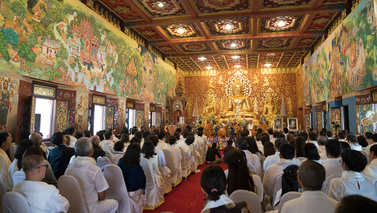 Вид на молитвенный зал храма Ват Па Буддхагая Ванарам во время церемонии открытия с участием Его Святейшества Далай-ламы. Фото: Лобсанг Церинг.