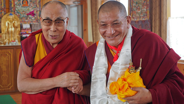 Его Святейшество Далай-лама и Катхок Геце Ринпоче во время встречи в Бодхгае. Фото: Джереми Рассел.