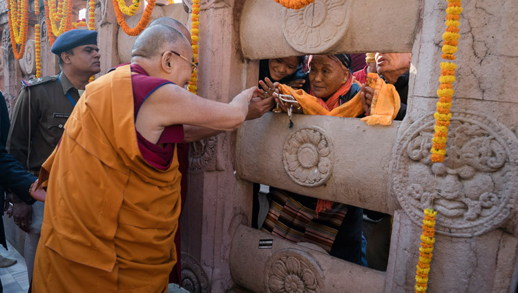 Его Святейшество Далай-лама приветствует верующих во время паломничества к ступе Махабодхи. Фото: Тензин Чойджор.