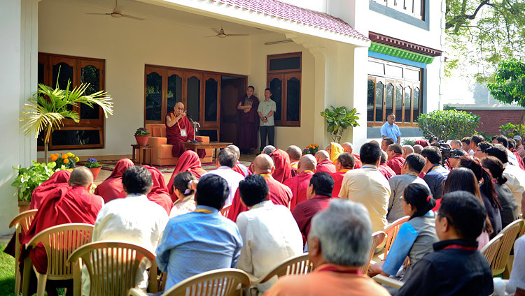Его Святейшество Далай-лама дарует наставления преподавателям Центрального института высшей тибетологии. Фото: Лобсанг Церинг.