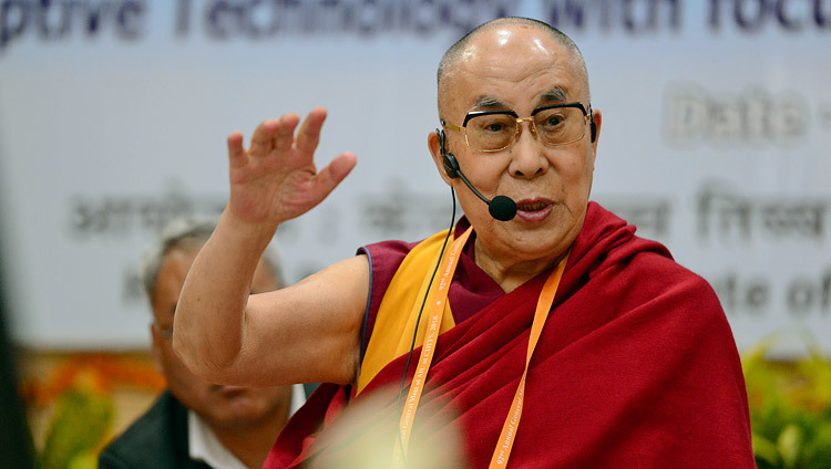 Его Святейшество Далай-лама выступает со вступительным словом в ходе второго дня 92-й ежегодной встречи Ассоциации индийских университетов. Фото: Лобсанг Церинг.
