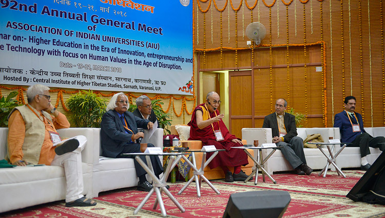 Его Святейшество Далай-лама беседует с вице-канцлерами во время второго дня 92-й ежегодной встречи Ассоциации индийских университетов. Фото: Лобсанг Церинг.