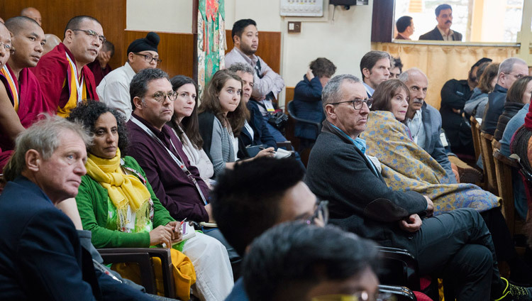 Некоторые из более чем 300 слушателей во время выступления Его Святейшества Далай-ламы на XXXIII конференции института «Ум и жизнь». Фото: Тензин Чойджор.