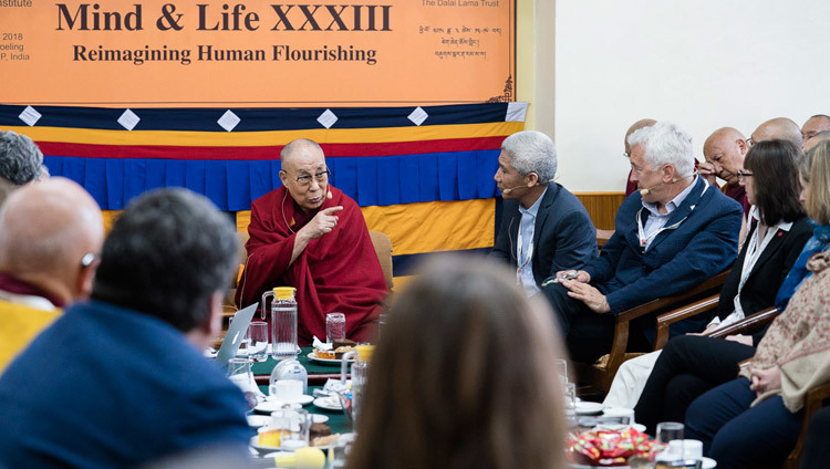 Его Святейшество Далай-лама обращается к собравшимся в ходе первого дня XXXIII конференции института «Ум и жизнь» на тему «Новый взгляд на процветание человечества». Фото: Тензин Чойджор.