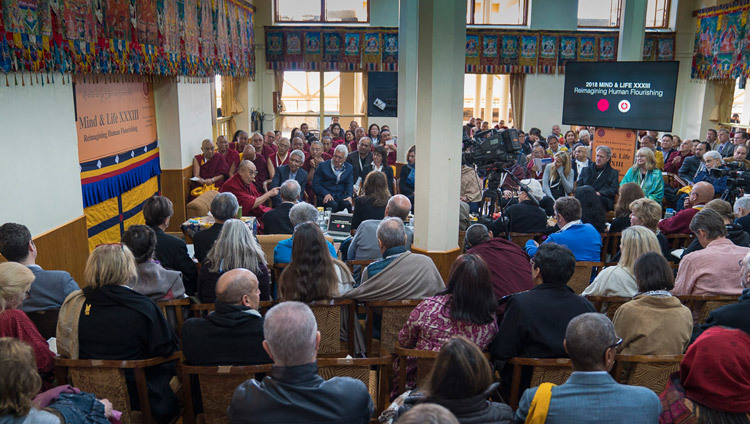 Перед завершением утренней сессии первого дня XXXIII конференции института «Ум и жизнь» Его Святейшество Далай-лама комментирует доклад Дэниела Гоулмана. Фото: Тензин Чойджор.