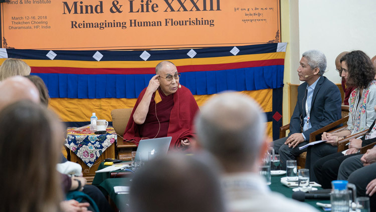 Его Святейшество Далай-лама комментирует доклады во время второго дня конференции «Новый взгляд на процветание человечества» под эгидой института «Ум и жизнь». Фото: Тензин Чойджор.