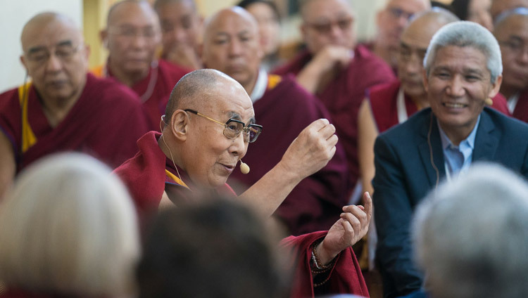 Его Святейшество Далай-лама обращается к собравшимся в конце утренней сессии второго дня конференции «Новый взгляд на процветание человечества» под эгидой института «Ум и жизнь». Фото: Тензин Чойджор.