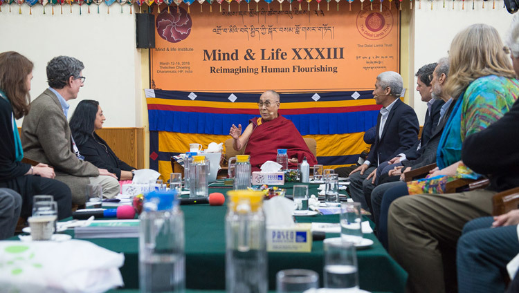 Его Святейшество Далай-лама обсуждает мыслительные процессы и восприятие с Амиши Джа во время ее доклада на конференции «Новый взгляд на процветание человечества» под эгидой института «Ум и жизнь». Фото: Тензин Пунцок.