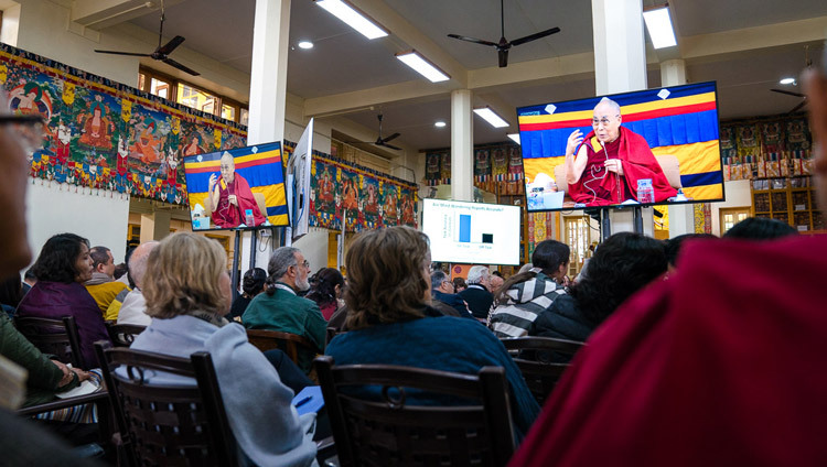 Некоторые из более чем 300 слушателей во время трансляции выступления Его Святейшества Далай-ламы на конференции «Новый взгляд на процветание человечества» под эгидой института «Ум и жизнь». Фото: Тензин Чойджор.