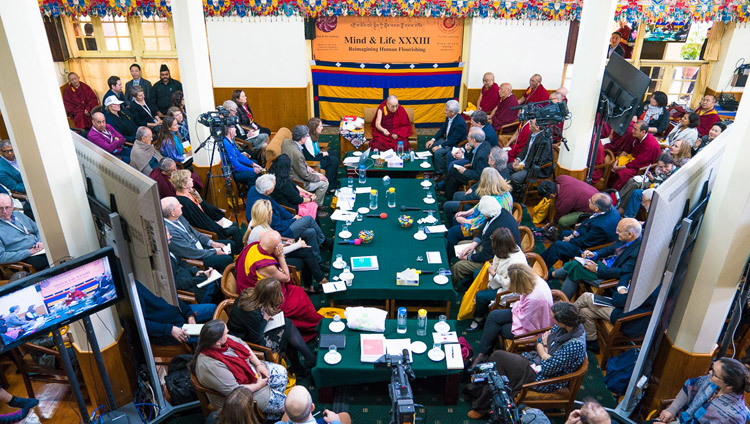 Вид на зал главного тибетского храма, в котором собрались Его Святейшество Далай-лама, участники и слушатели конференции «Новый взгляд на процветание человечества» под эгидой института «Ум и жизнь». Фото: Тензин Чойджор.