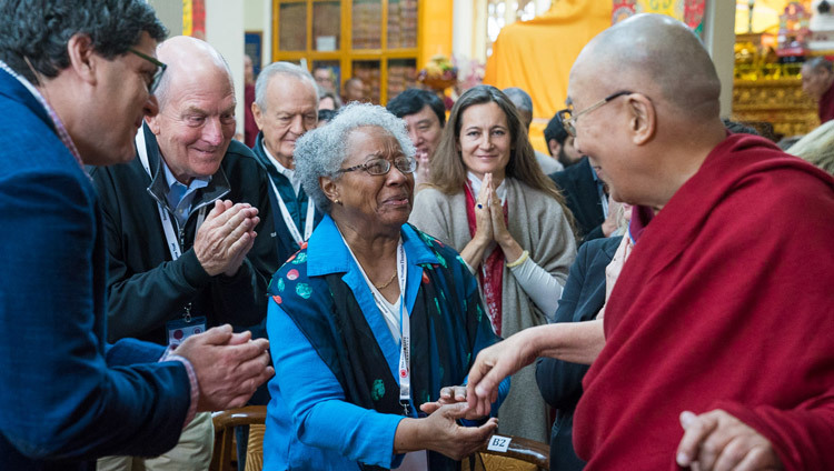 Его Святейшество Далай-лама приветствует слушателей в начале четвертого дня XXXIII конференции института «Ум и жизнь» на тему «Новый взгляд на процветание человечества». Фото: Тензин Чойджор.