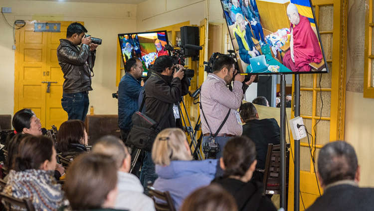 Представители прессы во время заключительного дня конференции «Новый взгляд на процветание человечества» под эгидой института «Ум и жизнь». Фото: Тензин Чойджор.