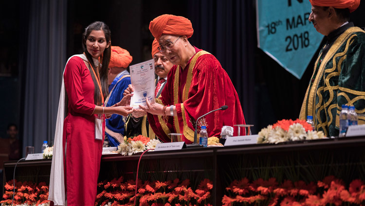 Его Святейшество Далай-лама вручает почетные грамоты выпускникам Центрального университета Джамму. Фото: Тензин Чойджор.