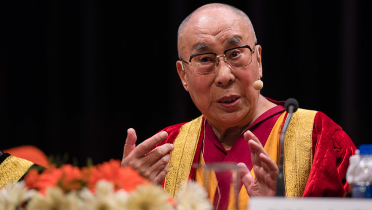 Его Святейшество Далай-лама выступает с обращением во время 1-й церемонии вручения дипломов в Центральном университете Джамму. Фото: Тензин Чойджор.