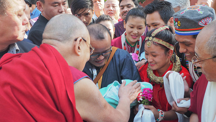 Молодая пара просит Его Святейшество Далай-ламу, прибывшего в Центральный институт высшей тибетологии, благословить их новорожденного малыша. Фото: Джереми Рассел.