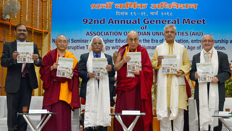 Его Святейшество Далай-лама и участники торжественного открытия 92-й ежегодной встречи Ассоциации индийских университетов представляют ежегодный отчет ассоциации. Фото: Лобсанг Церинг.