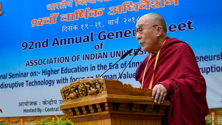 Его Святейшество Далай-лама выступает со вступительным словом в ходе торжественного открытия 92-й ежегодной встречи Ассоциации индийских университетов в Центральном институте высшей тибетологии. Фото: Лобсанг Церинг.