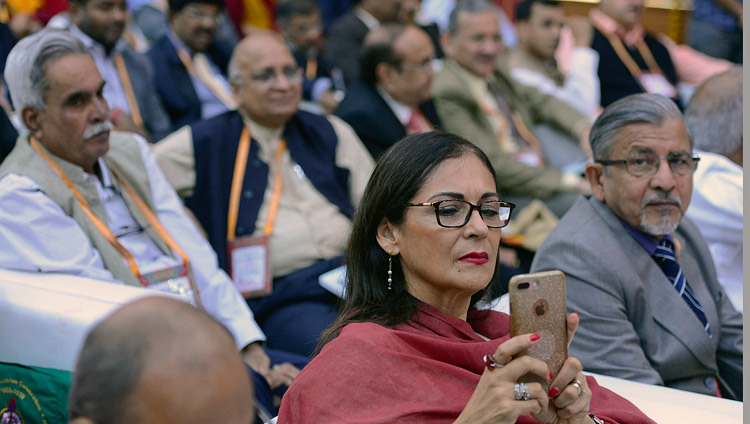 Участники торжественного открытия 92-й ежегодной встречи Ассоциации индийских университетов слушают обращение Его Святейшества Далай-ламы. Фото: Лобсанг Церинг.