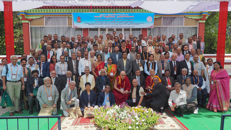 Его Святейшество Далай-лама и вице-канцлеры фотографируются по завершении торжественного открытия 92-й ежегодной встречи Ассоциации индийских университетов в Центральном институте высшей тибетологии. Фото: Джереми Рассел.