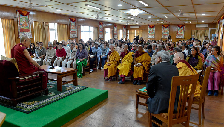 Его Святейшество Далай-лама обращается к буддистам из разных стран, прибывшим на встречу, организованную в резиденции Далай-ламы. Фото: дост. Дамчо.