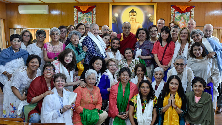 Его Святейшество Далай-лама фотографируется с буддистами по завершении встречи, на которую прибыло почти 150 человек из разных стран мира. Фото: дост. Дамчо.