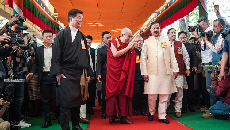 Его Святейшество Далай-лама и почетные гости прибывают во двор главного тибетского храма на торжественную церемонию «Спасибо, Индия». Фото: Тензин Чойджор.