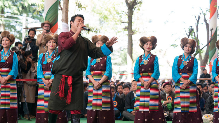Артисты Тибетского института исполнительских искусств выступают с песней «Спасибо тебе, Индия» в начале торжественной церемонии в главном тибетском храме. Фото: Тензин Чойджор.