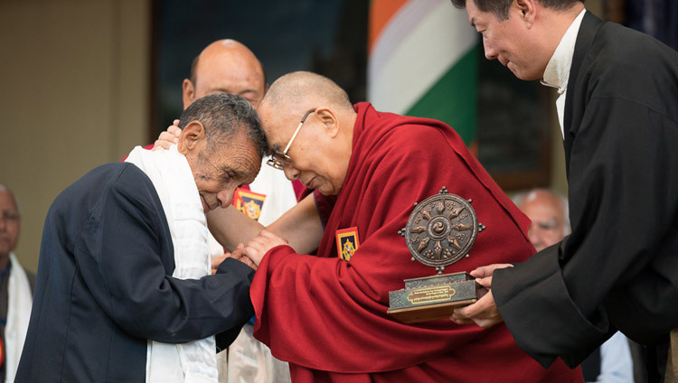 Его Святейшество Далай-лама обнимает Нарена Чандру Даса, единственного оставшегося в живых из семи Ассамских стрелков, которые встречали Далай-ламу на индийской границе в 1959 году. Фото: Тензин Чойджор.