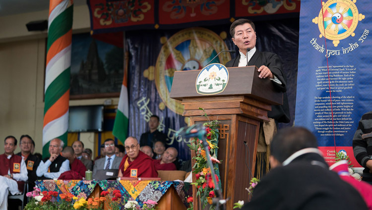 Президент Центральной тибетской администрации Лобсанг Сенге обращается к собравшимся в ходе торжественной церемонии «Спасибо, Индия». Фото: Тензин Чойджор.