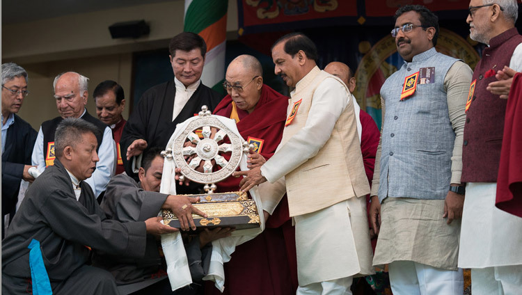 Его Святейшество Далай-лама преподносит памятный подарок главному гостю торжественной церемонии «Спасибо, Индия» министру культуры, туризма и гражданской авиации Индии Шри Махешу Шарме. Фото: Тензин Чойджор.