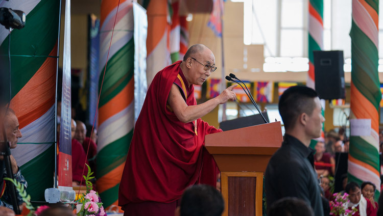 Его Святейшество Далай-лама обращается к собравшимся во время торжественной церемонии «Спасибо, Индия». Фото: Тензин Чойджор.