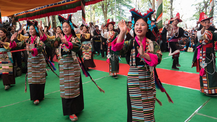 Артисты Тибетского института исполнительских искусств выступают во время торжественной церемонии «Спасибо, Индия». Фото: Тензин Чойджор. 