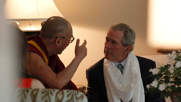 Его Святейшество Далай-лама с президентом Джорджем Бушем в его резиденции в Далласе, в штате Техас, США. 10 мая 2011 г. Фото: Bush Center.
