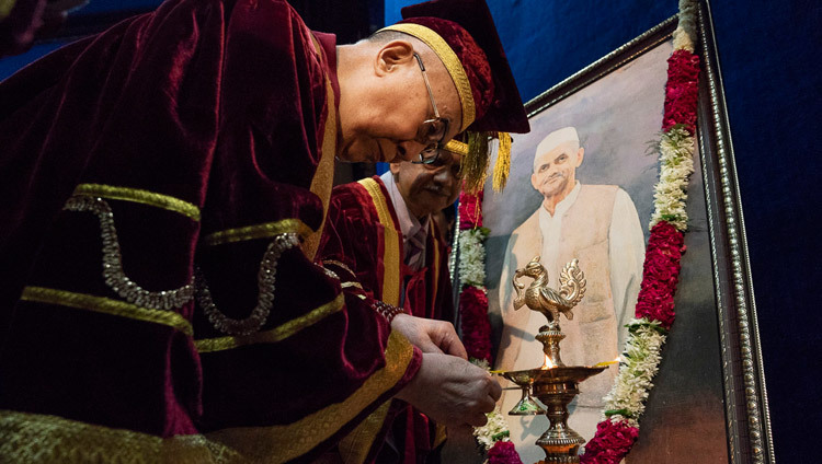 Его Святейшество Далай-лама возжигает традиционный светильник и возлагает цветы к портрету Лала Бахадура Шастри в начале 23-й церемонии вручения дипломов в Институте управления им. Лала Бахадура Шастри. Фото: Тензин Чойджор.