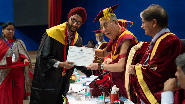 Его Святейшество Далай-лама вручает медали и грамоты выпускникам Института управления им. Лала Бахадура Шастри. Фото: Тензин Чойджор.