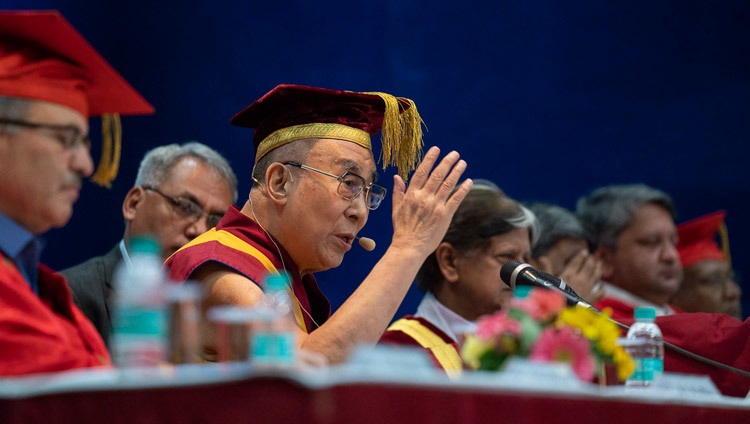 Его Святейшество Далай-лама выступает с обращением во время 23-й церемонии вручения дипломов в Институте управления им. Лала Бахадура Шастри. Фото: Тензин Чойджор.