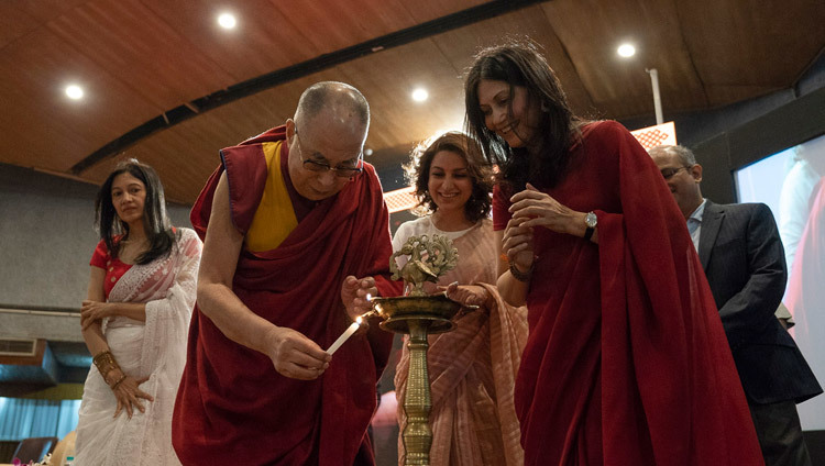 Его Святейшество Далай-лама и организаторы встречи зажигают традиционный светильник в начале публичной лекции в Индийском институте технологий. Фото: Тензин Чойджор.