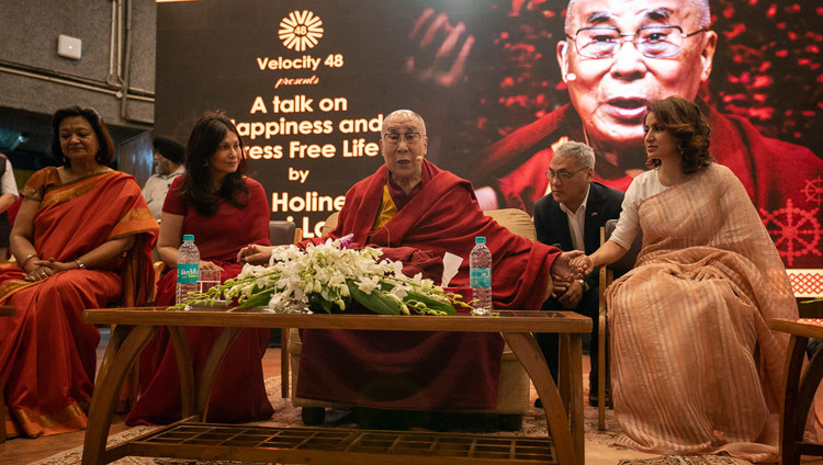 Его Святейшество Далай-лама выступает в Индийском институте технологий с публичной лекцией «Счастье и жизнь без стресса». Фото: Тензин Чойджор.