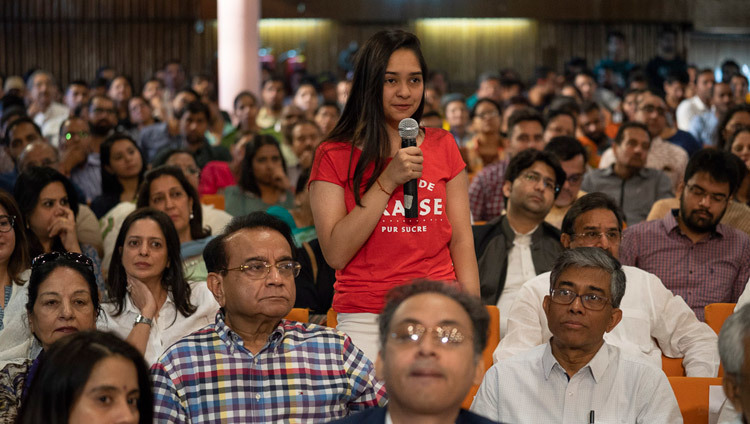 Одна из слушательниц задает вопрос Его Святейшеству Далай-ламе в ходе публичной лекции в Индийском институте технологий. Фото: Тензин Чойджор.