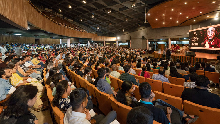 Вид на конференц-зал Индийского института технологий во время публичной лекции Его Святейшества Далай-ламы, на которую собралось более 1500 слушателей. Фото: Тензин Чойджор.