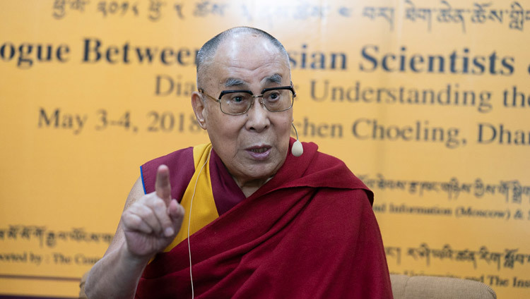 Его Святейшество Далай-лама выступает со вступительным словом в начале диалога между российскими учеными и буддийскими учеными-философами. Фото: Тензин Чойджор.
