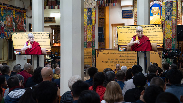 Слушатели, собравшиеся в главном тибетском храме, во время выступления Его Святейшества Далай-ламы на конференции с российскими учеными и буддийскими учеными-философами. Фото: Тензин Чойджор.