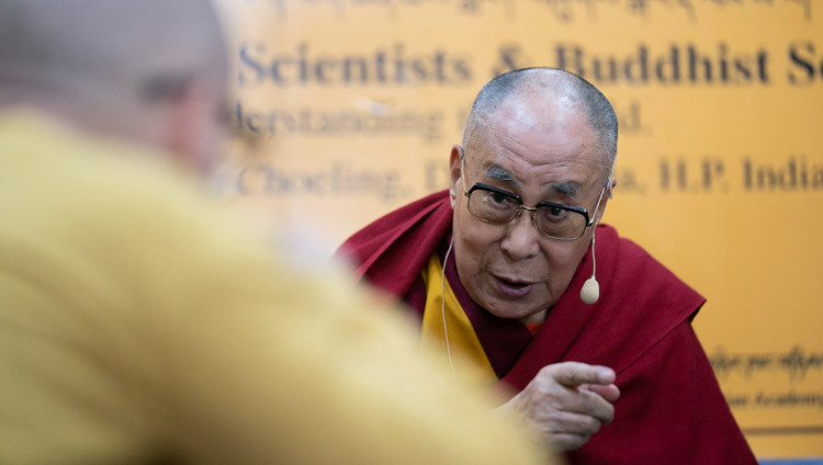 Его Святейшество Далай-лама дает комментарии во время первой сессии диалога между российскими учеными и буддийскими учеными-философами. Фото: Тензин Чойджор.