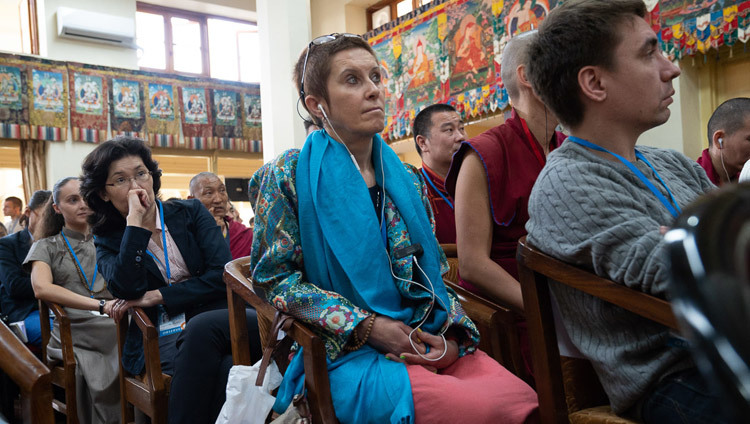 Слушатели во время доклада доктора Намдол Лхамо на конференции с российскими учеными и буддийскими учеными-философами. Фото: Тензин Чойджор.