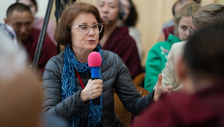 Профессор Виктория Лысенко, специалист в области индийской и буддийской философии, выступает с докладом в ходе второго дня диалога между российскими учеными и буддийскими учеными-философами. Фото: Тензин Чойджор.