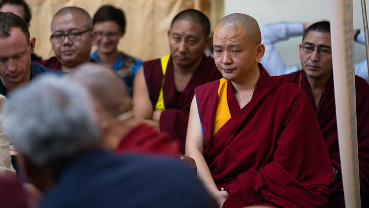 Буддийские ученые-философы слушают комментарии Его Святейшества Далай-ламы во время второго дня диалога на тему «Понимание мира». Фото: Тензин Чойджор.