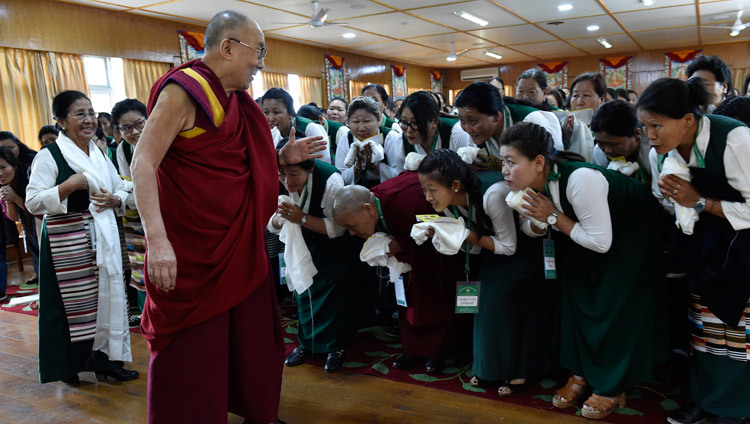 Его Святейшество Далай-лама приветствует представительниц Тибетской ассоциации женщин во время встречи в своей резиденции. Фото: дост. Тензин Дамчо.
