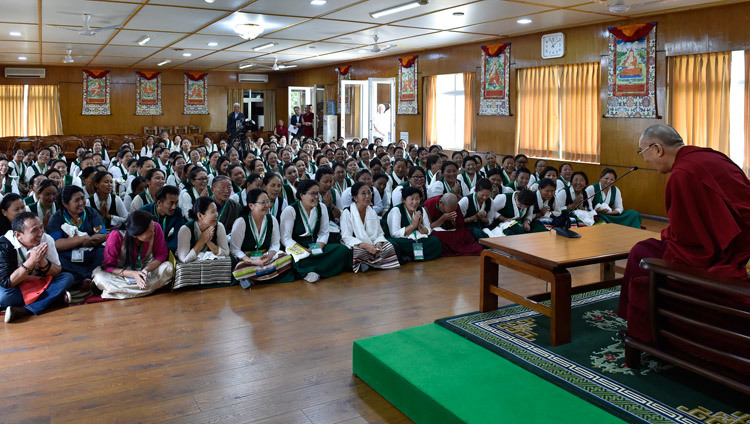 Его Святейшество Далай-лама дарует наставления представительницам Тибетской ассоциации женщин. Фото: дост. Тензин Дамчо.